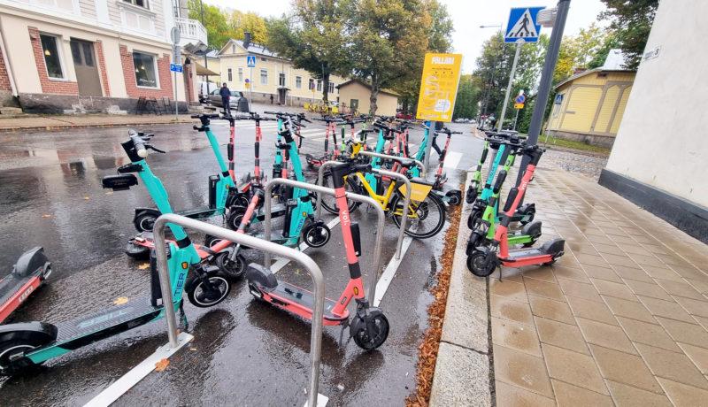 Elsparkcyklar i en röra