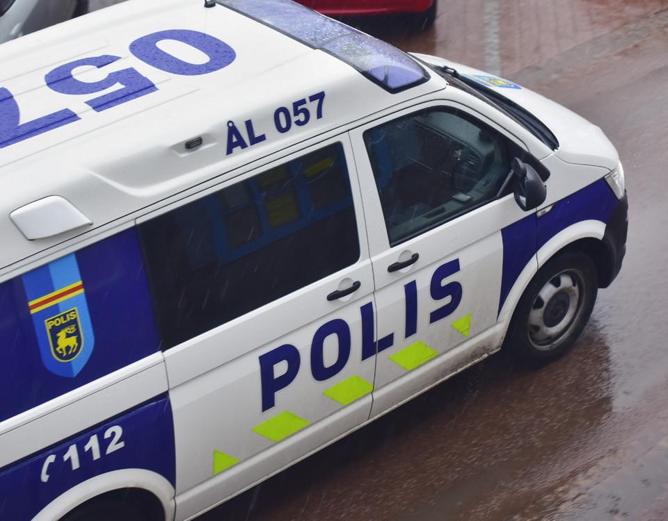 En åländsk polisbil fotad uppifrån