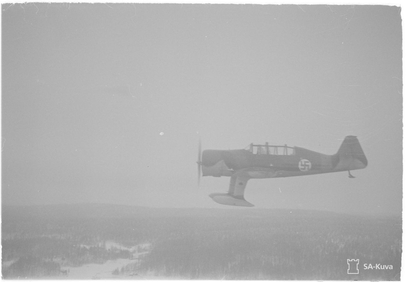 ett stridsflygplan på en svartvit bild