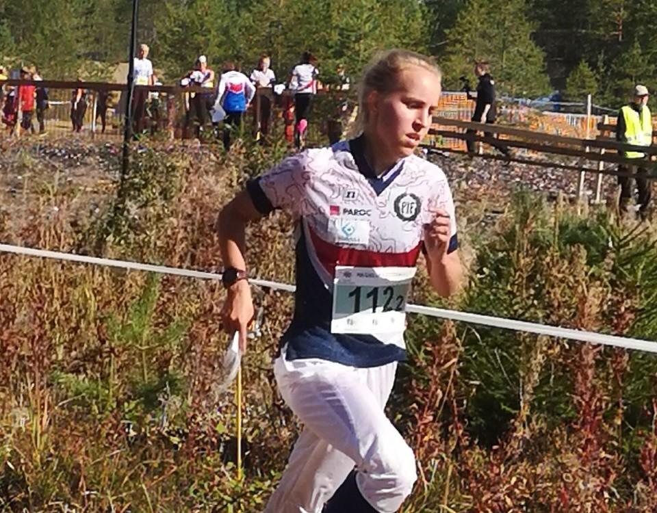 Kvinna springer i terräng.