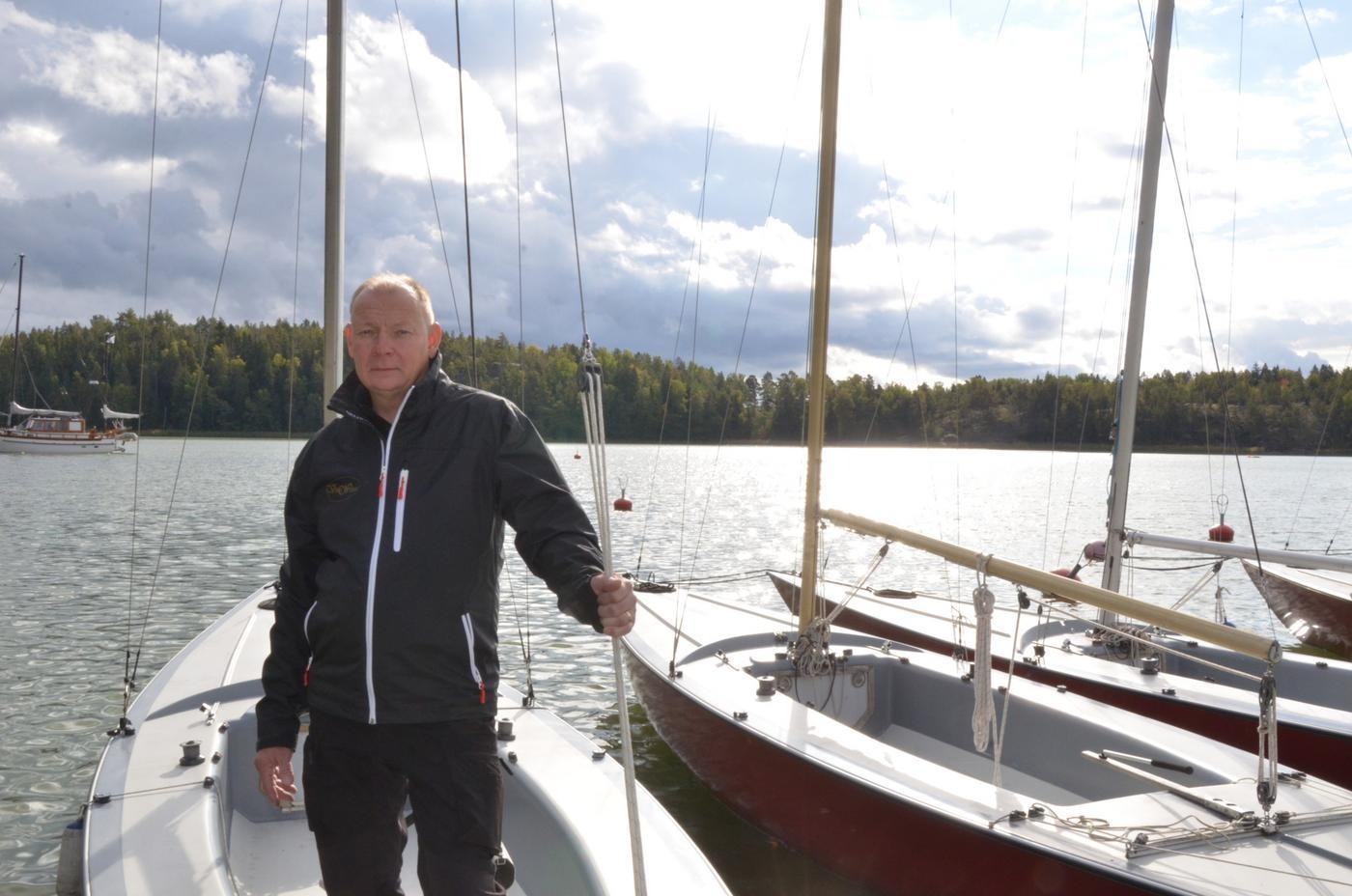 en man står på en segelbåt
