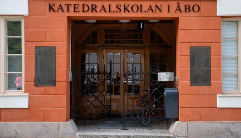 en ingång till en skola