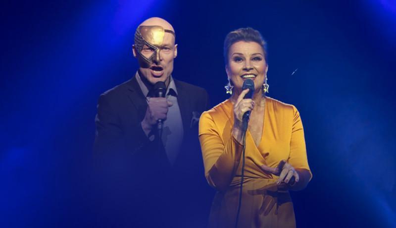 Sjungande man och kvinna i blå bakgrund.