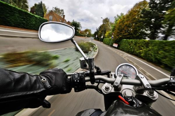 En person som kör en motorcykel.
