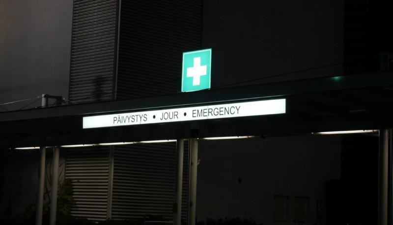 en neonskylt i mörker