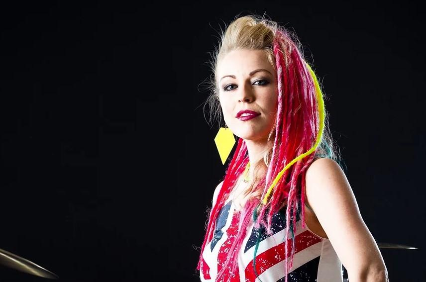 Vicky O'Neon turnerar med Anastacia.
