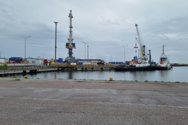 Lyckad operation. Oljeläckaget i Västra hamnen i Hangö sysselsatte räddningsverket och hamnen ännu på fredagen. Men skadorna kunde minimeras tack vare inövade rutiner.