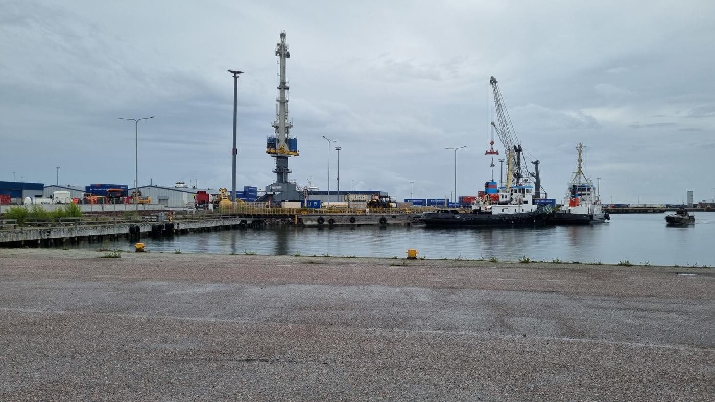 Lyckad operation. Oljeläckaget i Västra hamnen i Hangö sysselsatte räddningsverket och hamnen ännu på fredagen. Men skadorna kunde minimeras tack vare inövade rutiner.