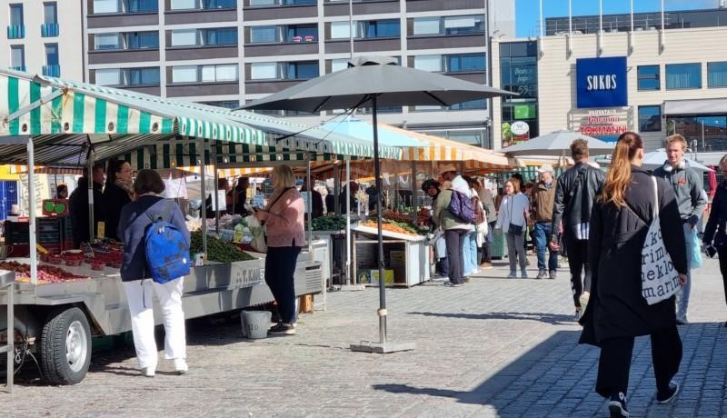 människor på soligt salutorg