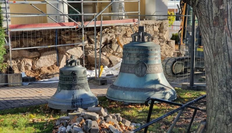 Två kyrkklockor på marken.