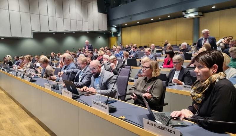 många politiker i stort auditorium