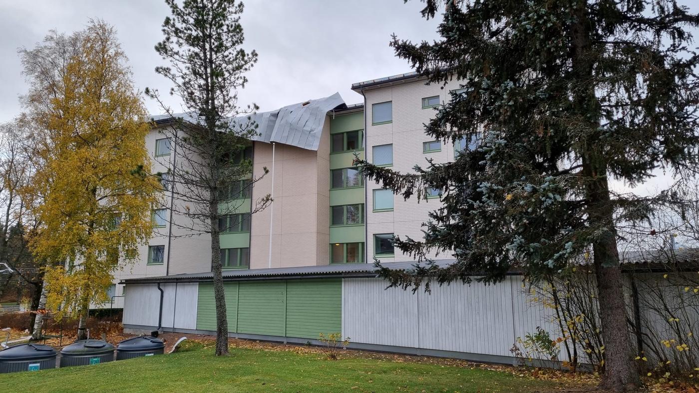 Stormskadat höghus i Karis