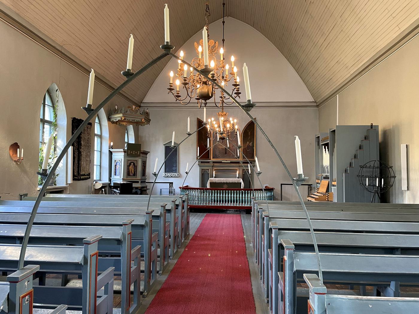 inne i en mindre kyrka