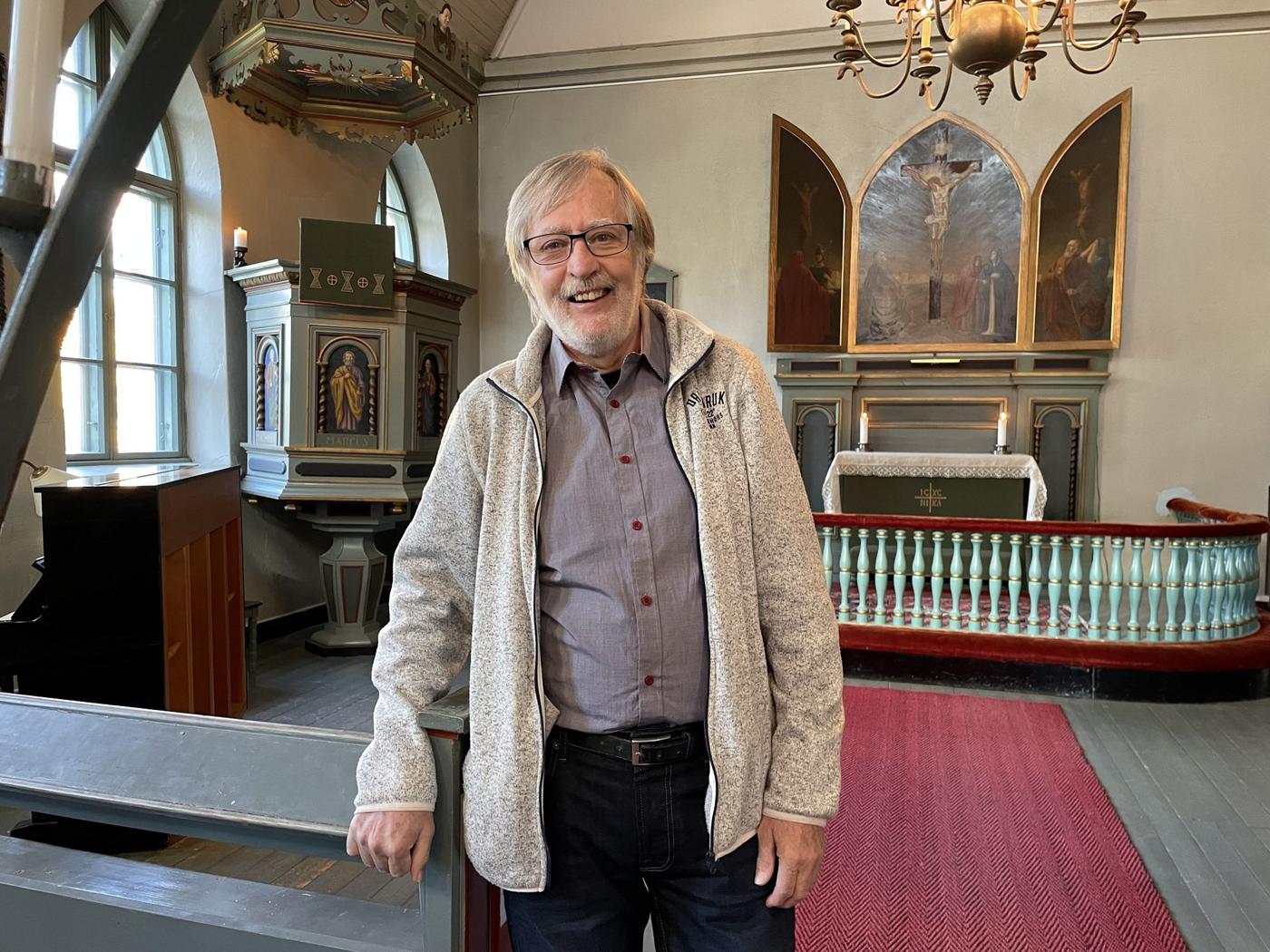 man i en kyrka