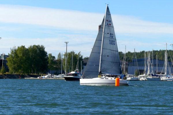 segelbåtar nära en hamn