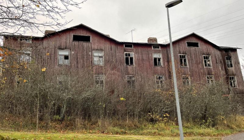 fallfärdigt loftgångshus