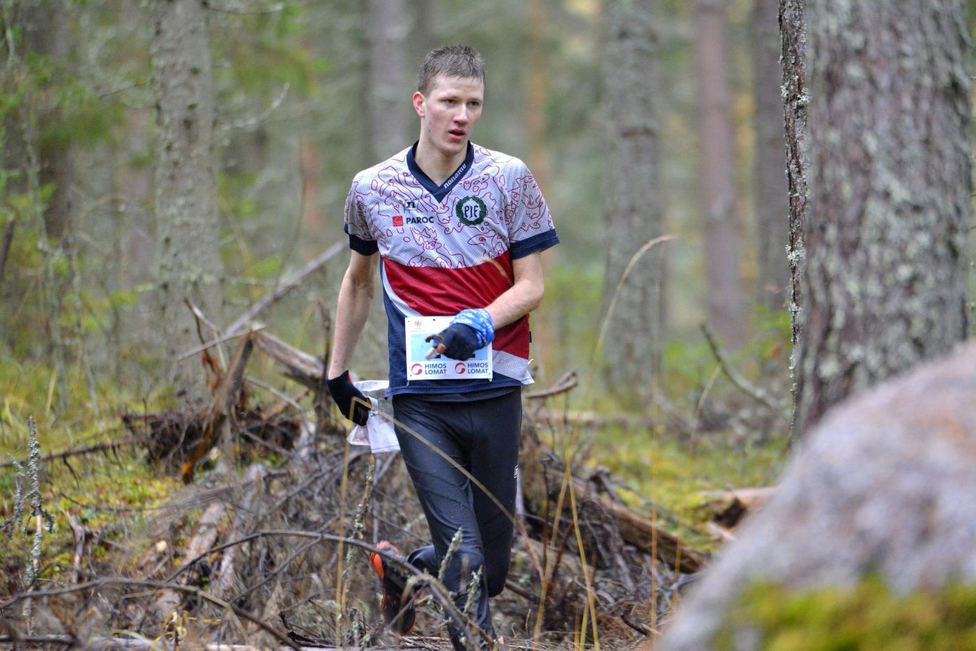 Man springer i skog