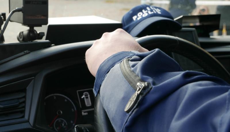 en polis i en polisbil