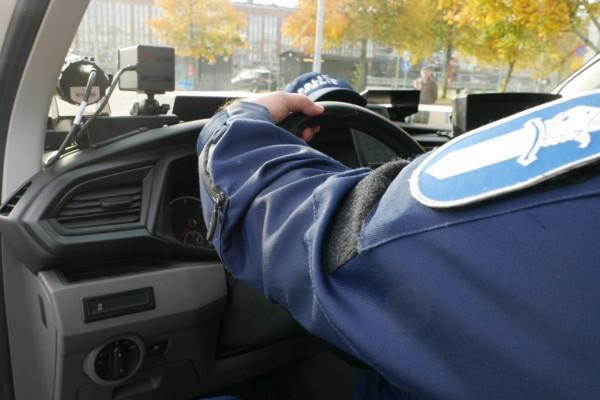 en polis i sin polisbil