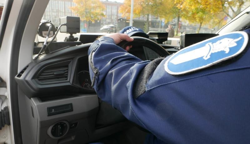 en polis i sin polisbil