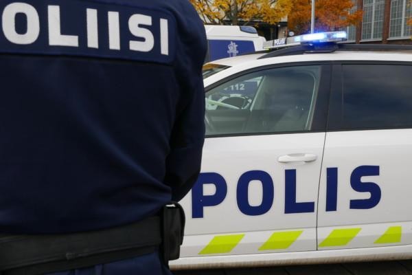 en polis framför en polisbil