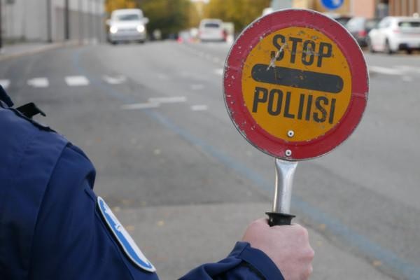 en polis med en stoppskylt