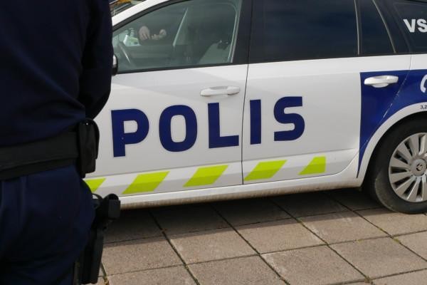 en polis framför en polisbil