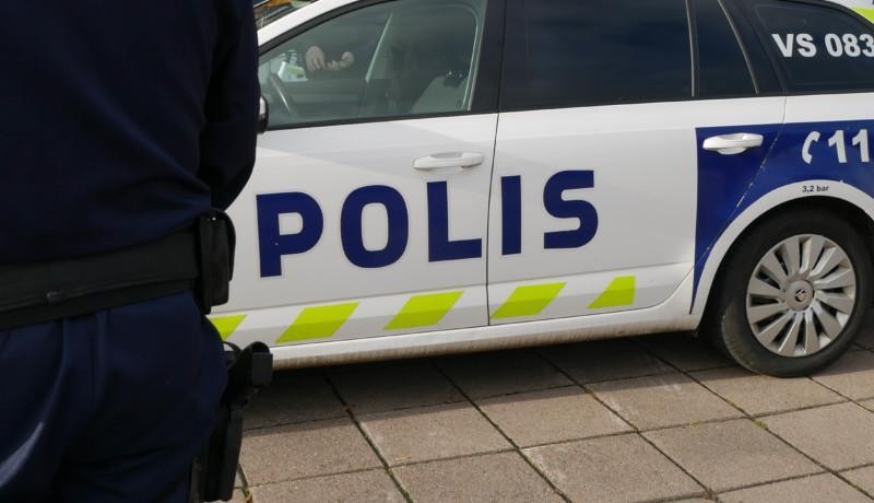 en polis framför en polisbil
