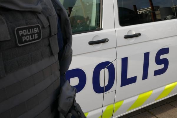 En polis framför en polisbil