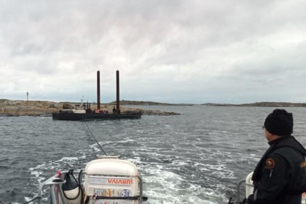en pråm vid en holme