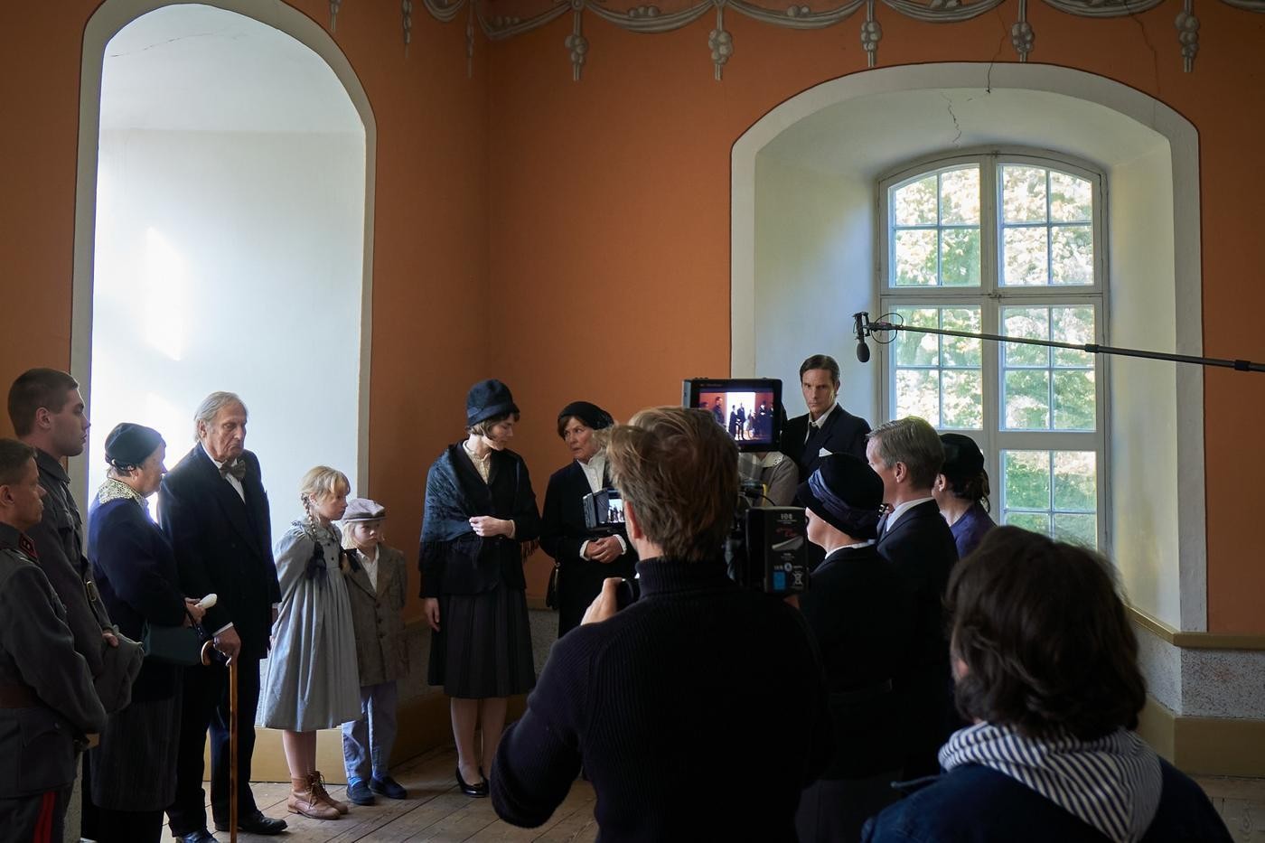 Flera scener berättar om evakueringen från Porkalatrakten 1944. En av dem spelades in i Sjundby slott i Sjundeå i början av oktober.