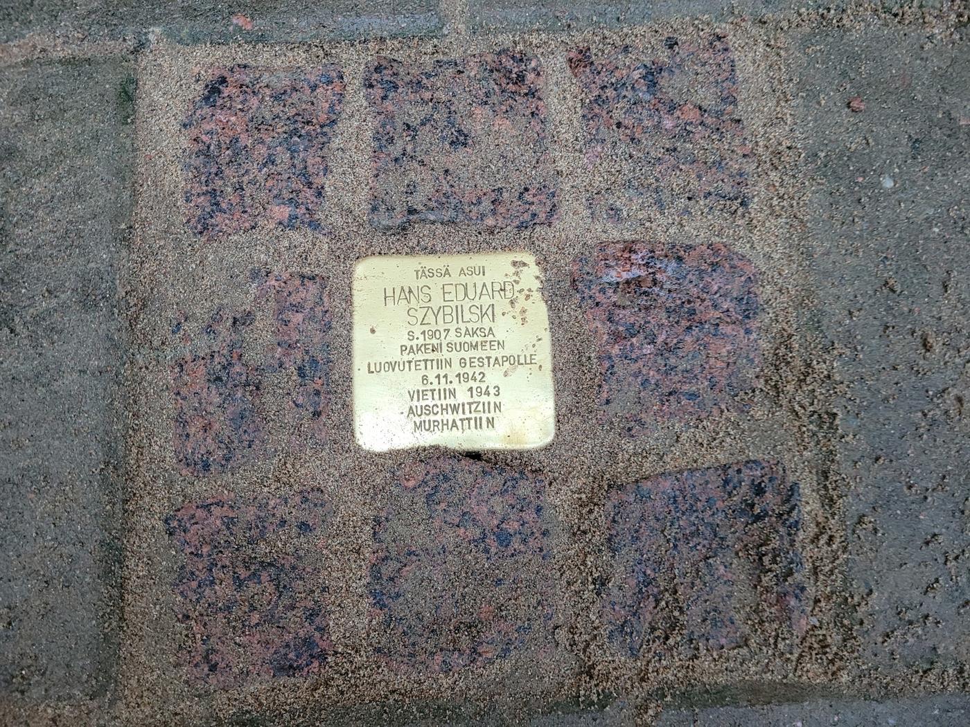 En stenplatta i gatan.