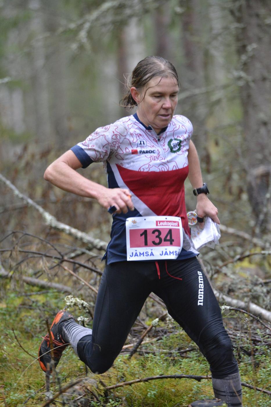 Kvinna springer i skog