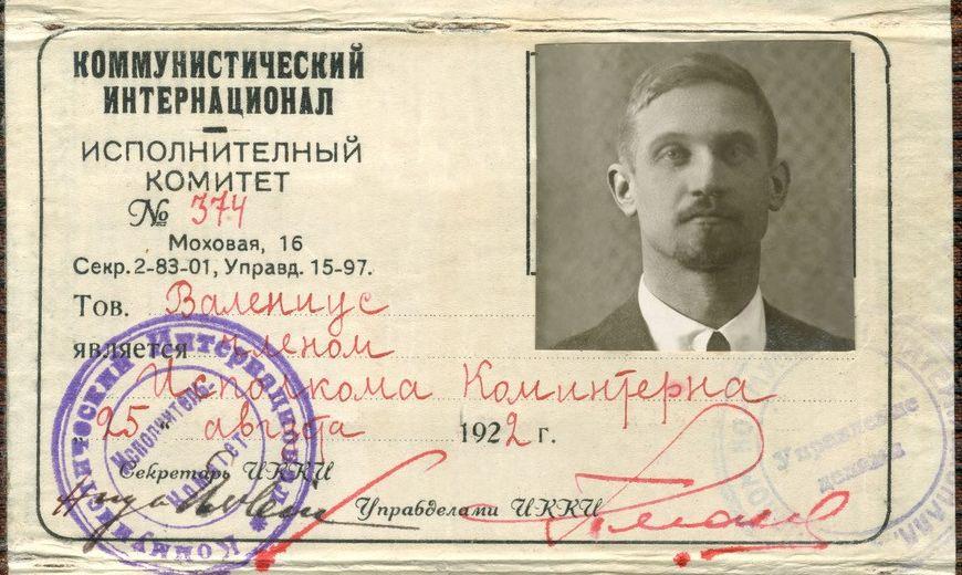gulnat officiellt dokument på ryska med svartvitt passfoto, från 1922