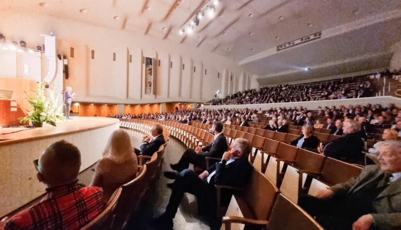 Människor sitter i en konsertsal
