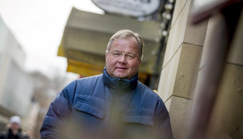 En medelålders man med glasögon