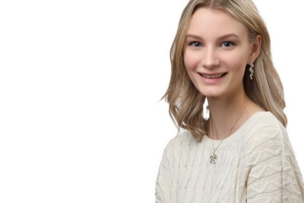 ung leende kvinna med vit blus