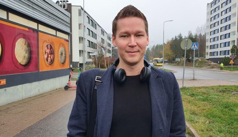 En man på en trottoar i en förort.
