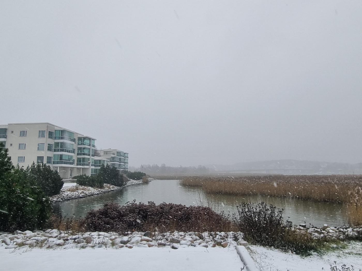 hus och snö och vatten