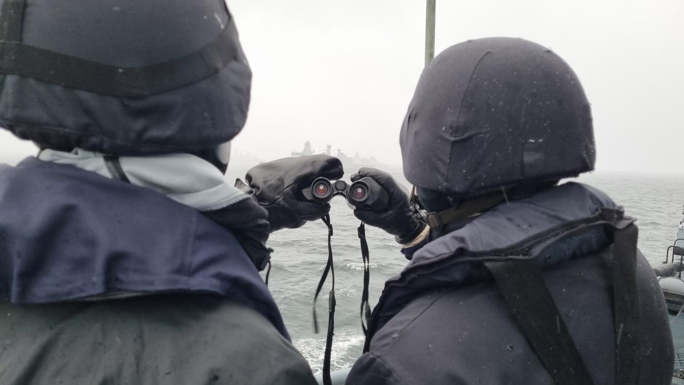 Beväringar håller i kikare till havs.