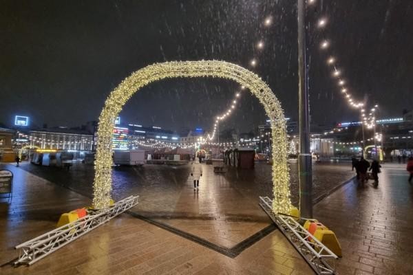 Ett torg med julbelysning