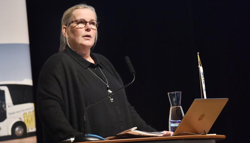 Kvinna håller tal vid talarstol