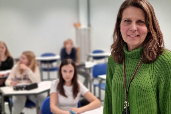 Medelålders kvinna i grön tröja
