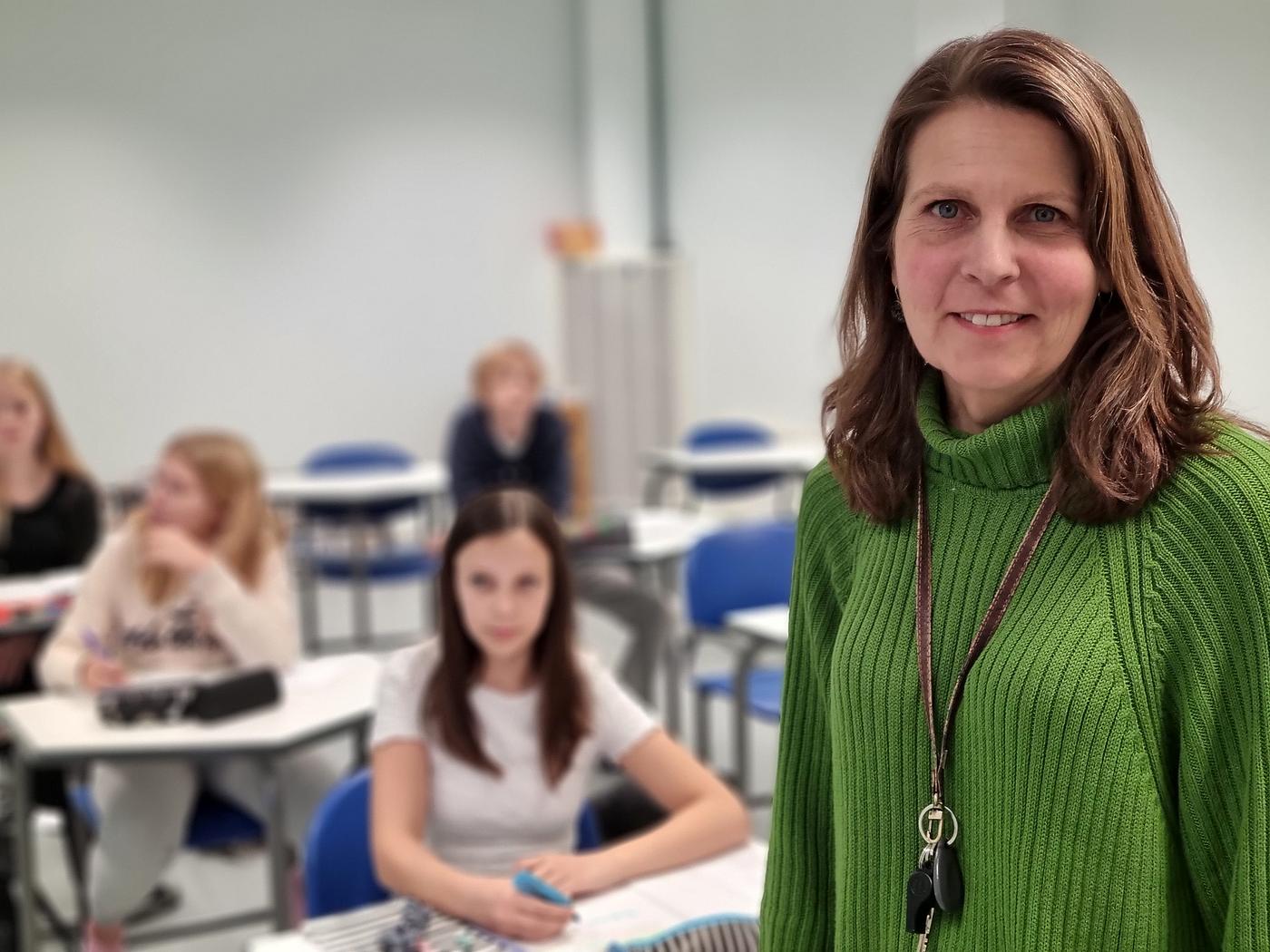 Medelålders kvinna i grön tröja