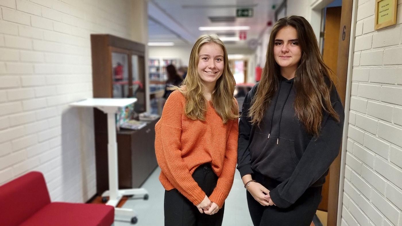 Emma Olander och Elin Lindholm i Ekenäs gymnasium.