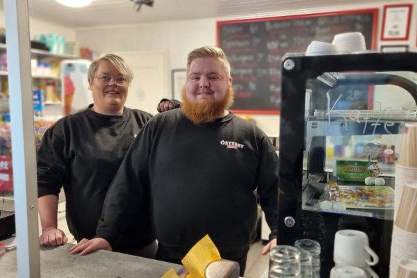 Pamela Lundström och Alex "Acke" Sjöberg, Österby kiosk