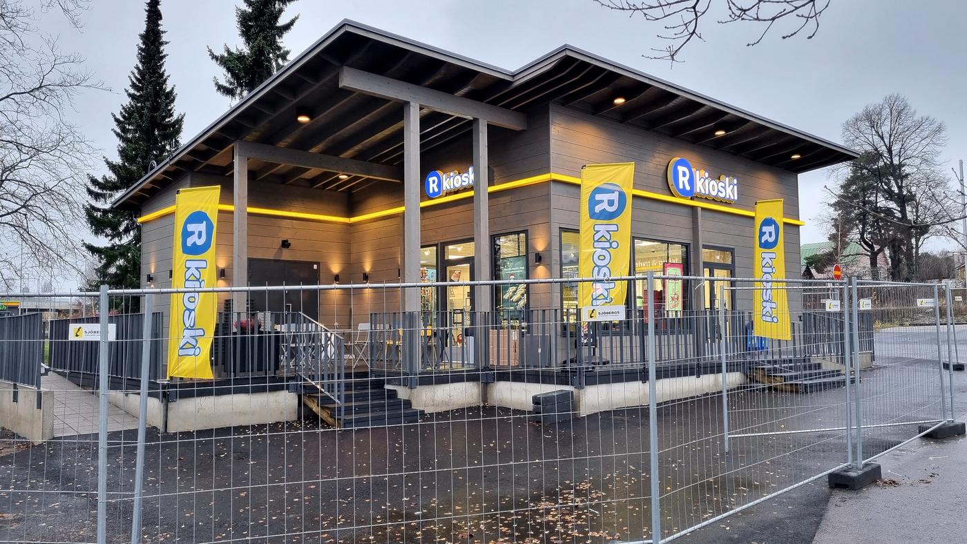 Den nya R-kiosken i Ekenäs är ett timmerhus med inspiration av hur kiosker såg ut förr.