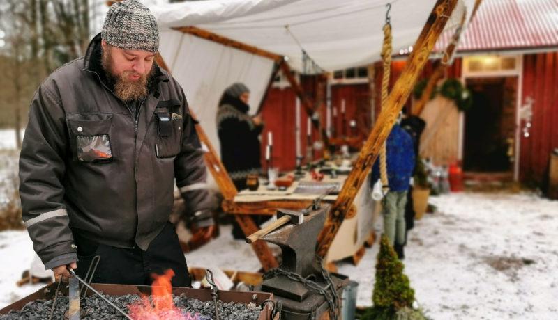 en man i skägg står utomhus vid ett städ