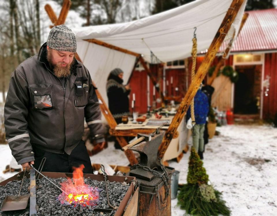 en man i skägg står utomhus vid ett städ