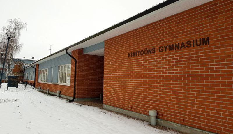 tegelbyggnad med texten Kimitolöns gymnasium